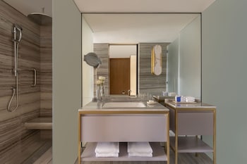 Deluxe Room, 1 King Bed, Sea View (King)