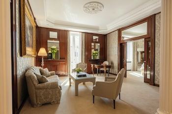 Deluxe Suite (Grand Forum)