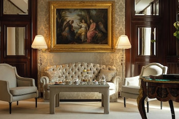Deluxe Suite (Grand Forum)