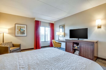 1 Queen Bed w/Accessible Bathtub
