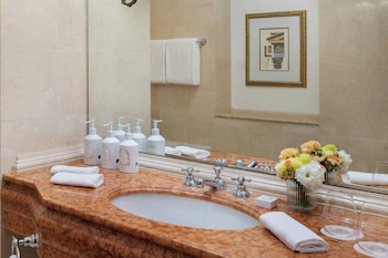 Deluxe Room, 1 King Bed