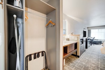 Standard Room, 2 Queen Beds, Roll-in Shower, Non Smoking (Communications Accessible)