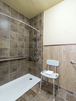 Standard Room, 2 Queen Beds, Roll-in Shower, Non Smoking (Communications Accessible)