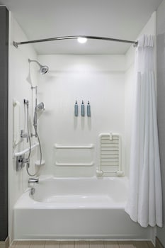 Room, 2 Queen Beds, Roll-in Shower