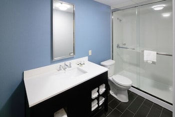 Room, 1 Queen Bed, Non Smoking (Mobility, Roll-in Shower)
