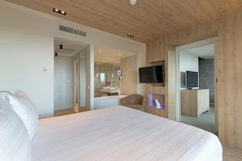Deluxe Suite, 1 King Bed, Corner