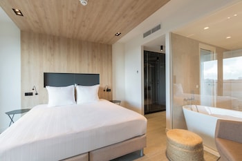 Deluxe Suite, 1 King Bed, Corner