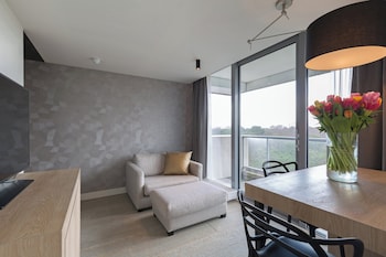 Deluxe Suite, 1 King Bed, Corner