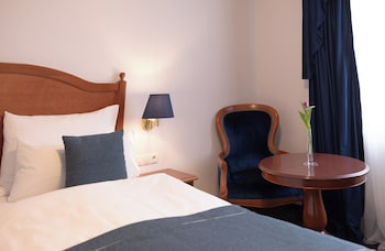 Standard Room, 1 King Bed, Balcony