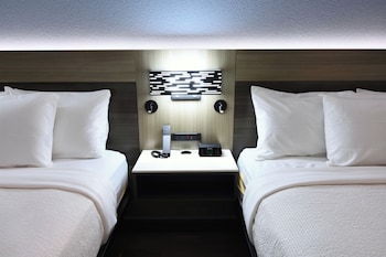 Standard Room, 2 Queen Beds, Non Smoking, Refrigerator & Microwave (Pet Friendly)