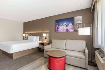 Suite, 1 King Bed with Sofa bed, Non Smoking, Balcony and River View