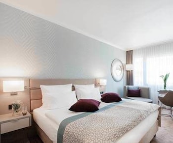 Standard Room, 1 King Bed, City View (High Floor)