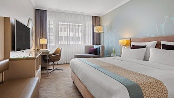 Standard Room, 1 King Bed, City View (High Floor)