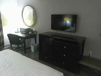 Superior Room, 1 King Bed, Accessible (Smoke-Free, Roll-In Shower)