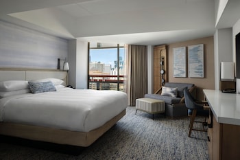 Deluxe Room, 1 King Bed, City View (Balcony)