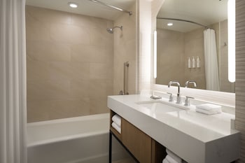 Deluxe Room, 2 Queen Beds, Bay View (Balcony)