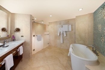 Club Suite, 1 King Bed (Premier Executive)