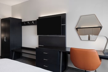Suite, 1 King Bed, Accessible (Communication, Accessible Tub)