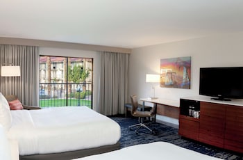 Room, 2 Queen Beds, Pool View