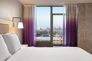 Standard Room, 1 King Bed, Roll-in Shower (Mobility)