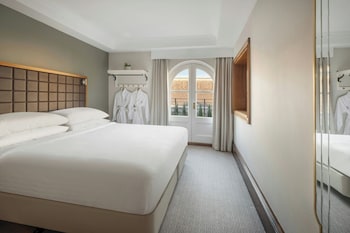 Executive Suite, 1 Double Bed, City View