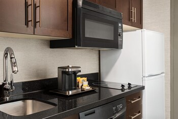 Studio Suite, 1 King Bed, Kitchen