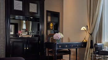Suite, 1 King Bed (Champagne)