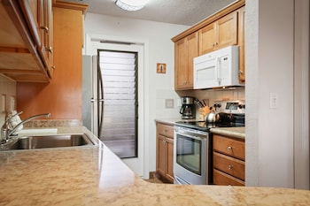 Suite, 1 Queen Bed, Garden View