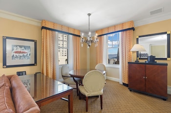 Suite, 1 Bedroom (Dining Area)