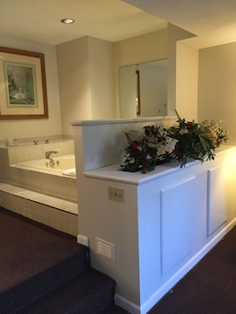 Luxury Studio Suite, 1 King Bed, Non Smoking (Whirlpool)