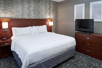 Suite, 1 King Bed with Sofa bed, Accessible (Hearing One Bedroom)