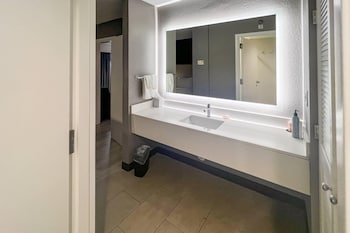 Suite, 2 Queen Beds, Non Smoking