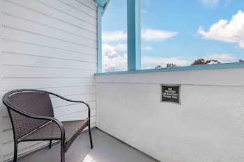 Suite, 1 King Bed, Non Smoking, Balcony