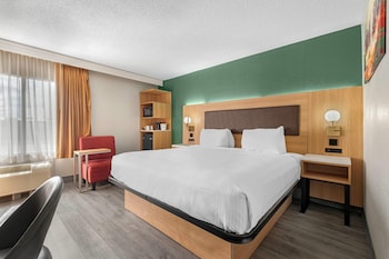 Room, 1 King Bed, Mobility Accessible, Non Smoking (Mobility, Bathtub W/grab Bars)