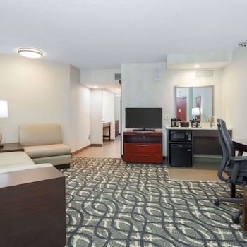 Suite, 1 King Bed, Accessible, Corner (Bathtub)