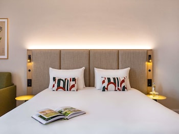 Deluxe Room, 1 King Bed with Sofa bed