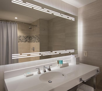 Room, 2 Queen Beds, Accessible (Shower)
