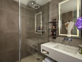 Executive Room, 1 Queen Bed with Sofa bed