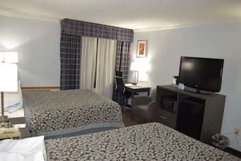 Standard Room, 2 Queen Beds, Non Smoking, Pool View