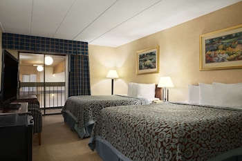 Standard Room, 2 Queen Beds, Non Smoking, Pool View