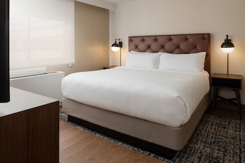 Traditional Suite, 1 King Bed with Sofa bed, Pool View