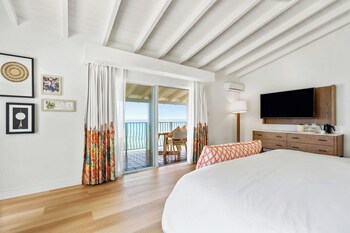 Junior Suite, 1 King Bed, Oceanfront (Corner)