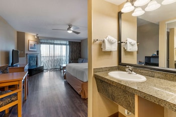 Standard Room, 1 King Bed, Non Smoking, Patio