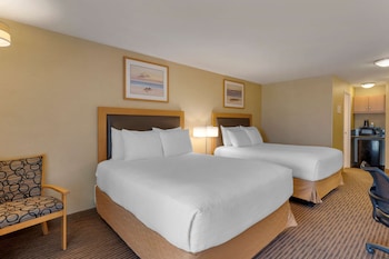 Standard Room, 2 Queen Beds, Balcony, Partial Ocean View