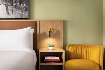 Standard Room, 1 Queen Bed, Roll-in Shower (ADA)
