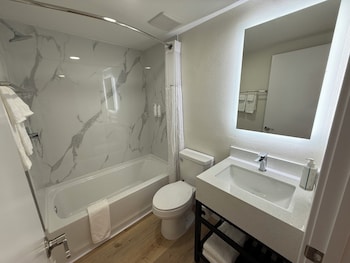 2 King Beds, Deluxe Suite, Kitchenette, Non-Smoking