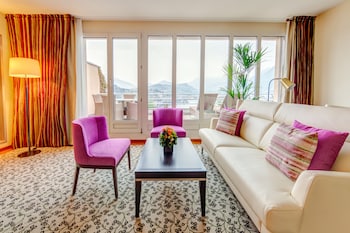 Penthouse, Lake View