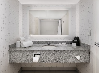 Deluxe Suite, 1 Bedroom (Mobility Accessible, Roll-In Shower)