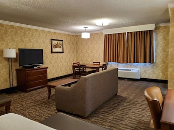 Suite, 2 Queen Beds, Kitchen (Living Room, Full Kitchen)