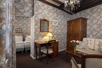 Suite, Bathtub, Courtyard View